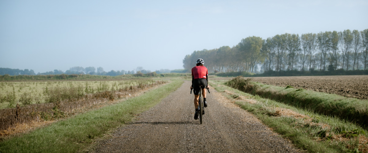 Gravel cyclist in the Zwin area